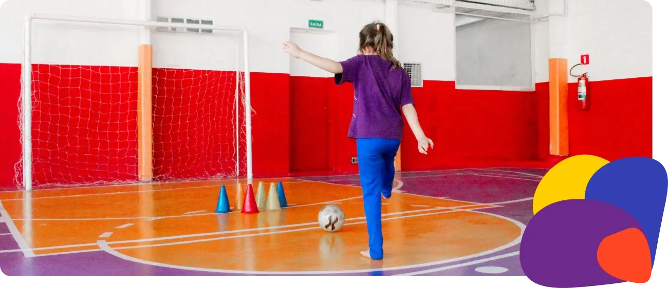 Aluna praticando esporte no programa After School da Trails School