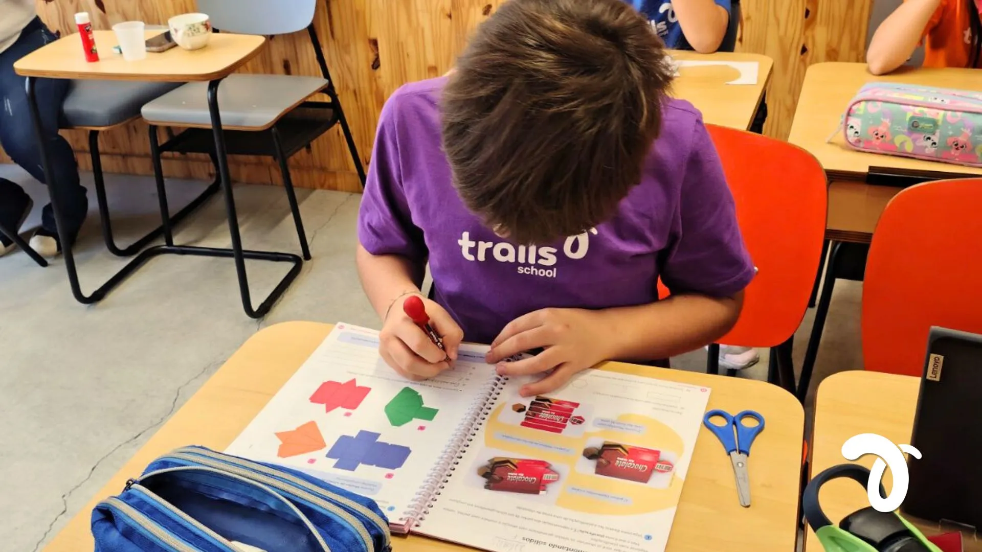Aluno trabalhando em projeto bilíngue com metodologia CLIL na Trails School