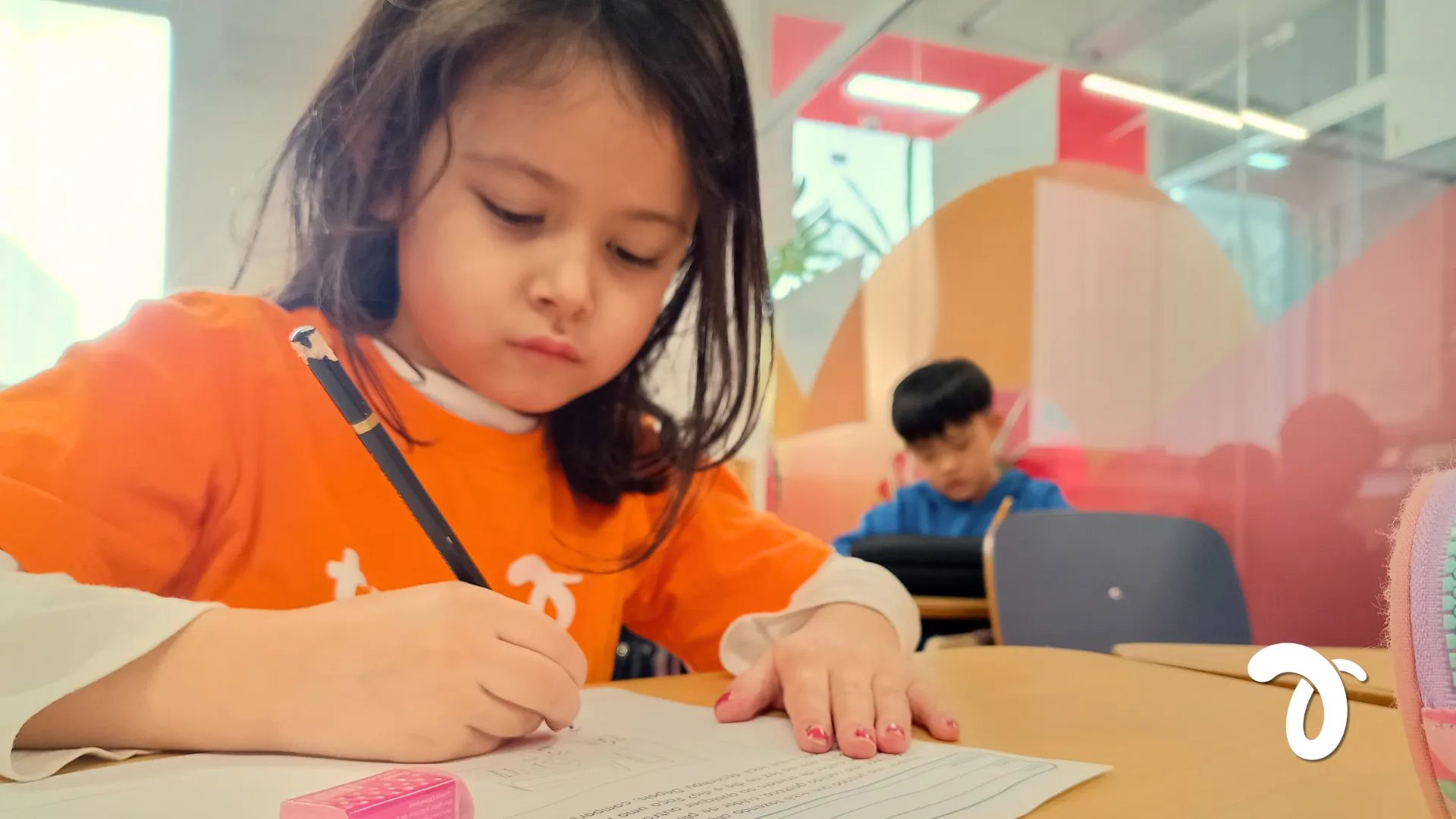 Criança estudando com concentração no ensino fundamental bilíngue da Trails School