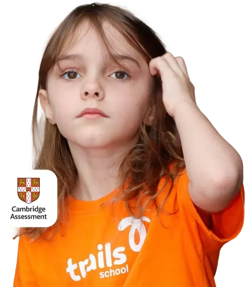 Aluna Trails School usando uniforme da escola – certificação Cambridge